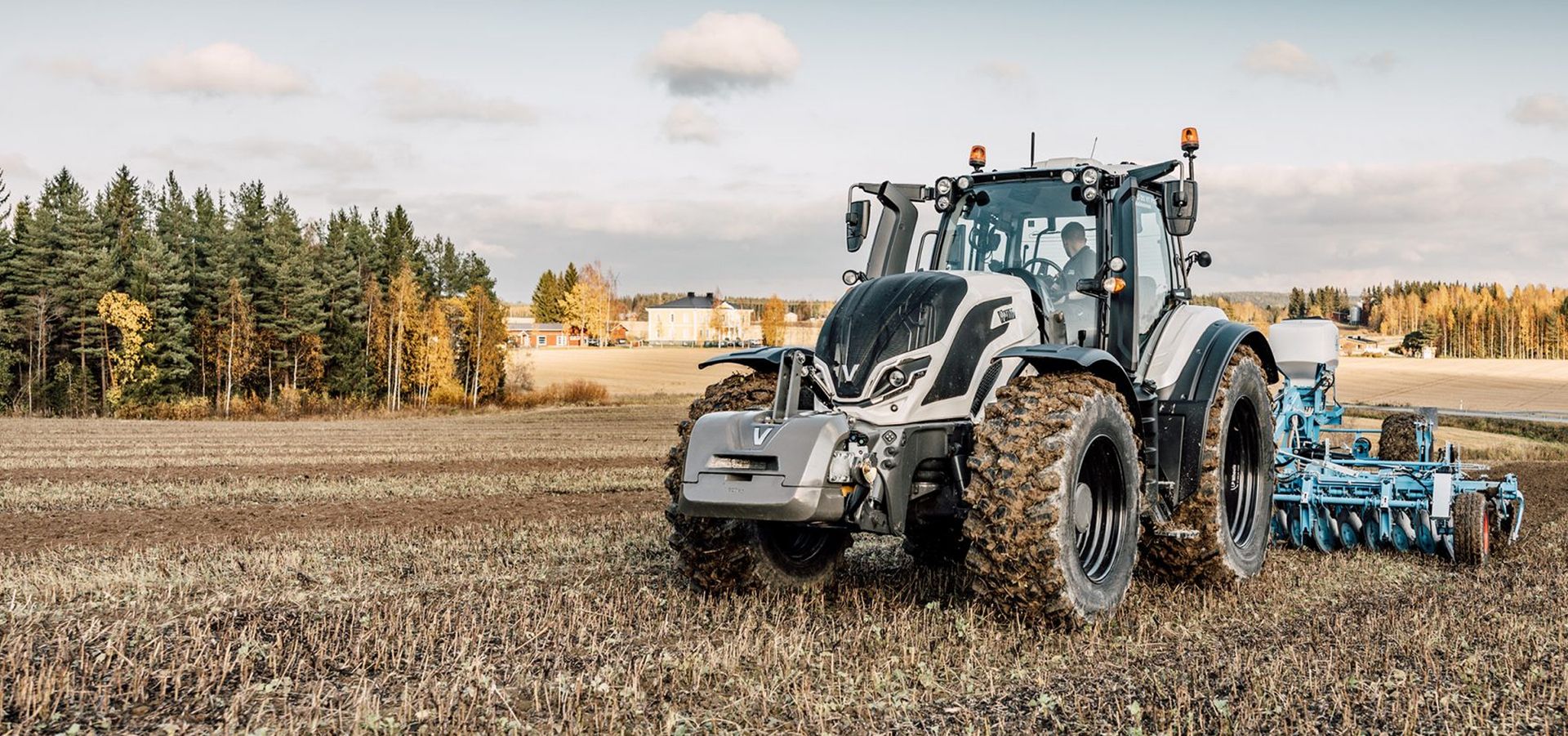 Traktor der Marke Valtra